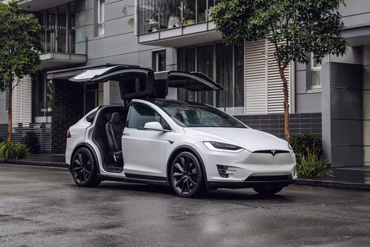 Siêu SUV chạy điện Tesla Model X Performance 2019 có giá từ 137.000 USD. Xe nổi bật với thiết kế hiện đại đi cùng với của cánh chim độc đáo như những mẫu siêu xe thực thụ. Vì là bản đặc biệt và cao cấp nên Tesla Model X Performance được Tesla trang bị động cơ điện cho tổng công suất 680 mã lực (500 kW) cùng mô-men xoắn 967 Nm. Hộp số tự động một cấp và hệ dẫn động bốn bánh toàn thời gian.
