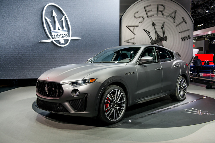 Mẫu xe SUV Maserati Levante Trofeo mới có giá bán từ 170.000 USD. Xe sở hữu thiết kế đặc trưng với phần lưới tản nhiệt như các mẫu xe khác của hãng xe nước ý. Xe được bán ra với giới hạn chỉ 100 chiếc. Về sức mạnh, mẫu SUV Ý dùng động cơ V8 tăng áp kép dung tích 3.8L cho công suất 590 mã lực, mô-men xoắn 729 Nm. Hộp số tự động tám cấp kết hợp cùng hệ dẫn động bốn bánh.