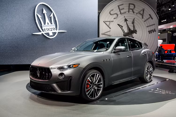Mẫu xe SUV Maserati Levante Trofeo mới có giá bán từ 170.000 USD. Xe sở hữu thiết kế đặc trưng với phần lưới tản nhiệt như các mẫu xe khác của hãng xe nước ý. Xe được bán ra với giới hạn chỉ 100 chiếc. Về sức mạnh, mẫu SUV Ý dùng động cơ V8 tăng áp kép dung tích 3.8L cho công suất 590 mã lực, mô-men xoắn 729 Nm. Hộp số tự động tám cấp kết hợp cùng hệ dẫn động bốn bánh.