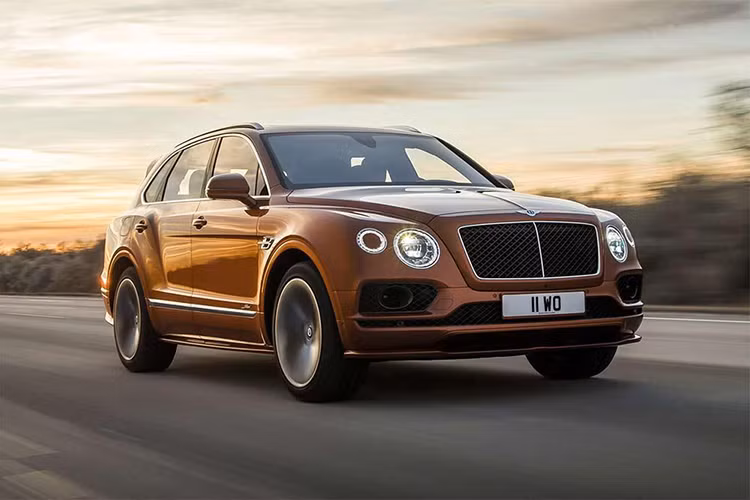 Một mẫu xe SUV siêu sang khác mang thương hiệu Anh quốc là Bentley Bentaga speed giá 250.000 USD. Xe sở hữu những đường nét thiết kế với phần đầu tương tự như ngôn ngữ thiết kế trên những mẫu sedan của hãng. Phiên bản Bentayga Speed được trang bị khối động cơ W12 dung tích 6.0L, sản sinh công suất tối đa 635 mã lực, mô-men xoắn cực đại 900Nm. Hộp số tự động 8 cấp kết hợp cùng hệ dẫn động 4 bánh.