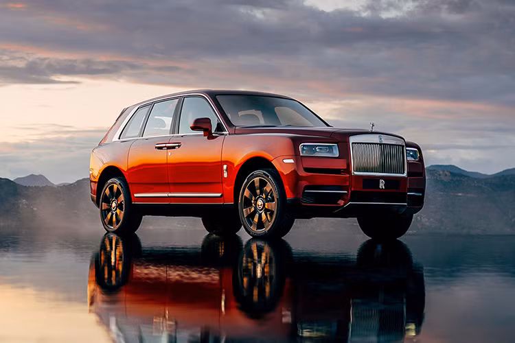 Đứng đầu bảng top xe SUV đắt nhất thế giới hiện nay là mẫu Rolls-Royce Cullinan với giá 325.000 USD. Ngoài vẻ ngoài sang trọng, lôi cuốn mẫu xe này còn được trang bị động cơ V12 tăng áp kép với dung tích 6.7L. Động cơ này sản sinh công suất tối đa 563 mã lực, mô-men xoắn cực đại 850 Nm. Hộp số tự động 8 cấp.