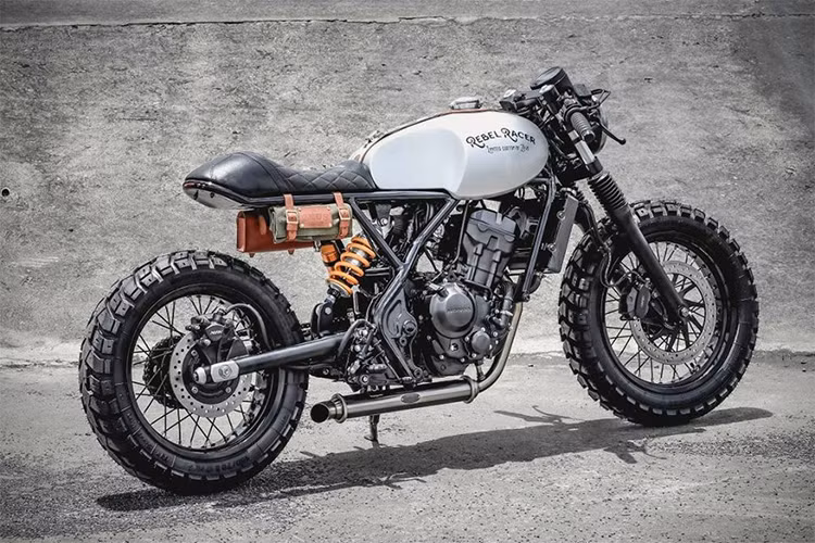 Honda Rebel 300 sử dụng động cơ 1 xylanh DOHC phun nhiên liệu điện tử, làm mát bằng dung dịch, động cơ chia sẻ từ chiếc CBR300R. Công suất tối đa khoảng 31 mã lực tại 9.500 vòng/phút và mô-men xoắn cực đại 25,1 Nm tại 7.500 vòng/phút. Xe sử dụng hộp số 6 cấp.