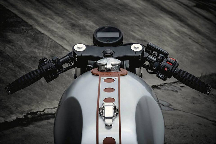 Trên mẫu xe Honda Rebel 300 độ này, cụm đồng hồ đơn hình tròn nhưng là dạng điện tử được Honda trang bị cho mẫu xe này được xem là khá ấn tượng vẫn được giữ lại, bình xăng xe được gò lại ấn tượng hơn và tô điểm bởi dây đai bằng da đi kèm lưới inox.