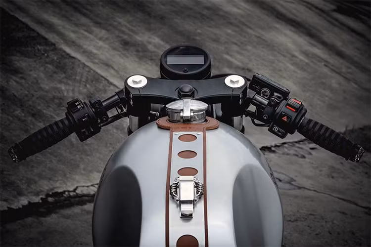 Trên mẫu xe Honda Rebel 300 độ này, cụm đồng hồ đơn hình tròn nhưng là dạng điện tử được Honda trang bị cho mẫu xe này được xem là khá ấn tượng vẫn được giữ lại, bình xăng xe được gò lại ấn tượng hơn và tô điểm bởi dây đai bằng da đi kèm lưới inox.