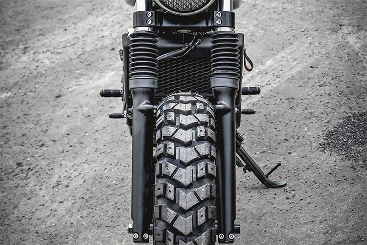 Bộ chảng ba dưới được thay đổi bằng chất liệu nhôm CNC nhuộm đen khá hầm hố. Phuộc trước của xe nguyên bản vẫn được tận dụng. Khối động cơ 300cc được thay đổi với lọc trụ bánh ú, hệ thống treo sau Ohlins bình dầu rời nẹp sườn kiểu cách.