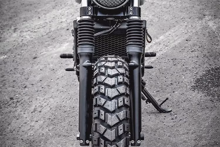 Bộ chảng ba dưới được thay đổi bằng chất liệu nhôm CNC nhuộm đen khá hầm hố. Phuộc trước của xe nguyên bản vẫn được tận dụng. Khối động cơ 300cc được thay đổi với lọc trụ bánh ú, hệ thống treo sau Ohlins bình dầu rời nẹp sườn kiểu cách.