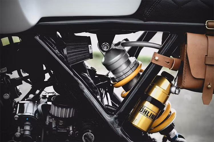 Khung sườn ống của Rebel 300 Cafe racer bao bọc lấy khối động cơ và lộ toàn bộ ra bên ngoài, chỉ có một mảng ốp nhỏ dưới yên. Bộ yên tùy chỉnh dạng solo và đuôi xe được tinh chỉnh theo kiểu dáng xe đua thập niên 70. Có thể nhận ra 2 bên yên là bộ phụ kiện túi da đi kèm khá ấn tượng.