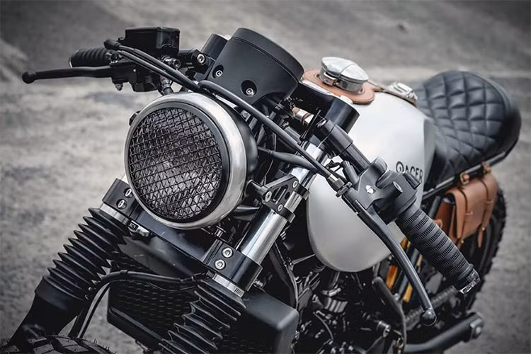 Nguyên bản sở hữu kiểu dáng khá hiện đại và độc đáo với theo phong cách bobber với bộ lốp dày dặn và tư thế lái thoải mái. Tuy nhiên đã được thay đổi khá nhiều chi tiết điển hình như cụm tay lái hạ thấp theo kiểu cafe cacer, đèn pha tròn được cách điệu bởi tấm lưới đen mờ cứng cáp gia cố bằng bộ pát giữ CNC sắc sảo.