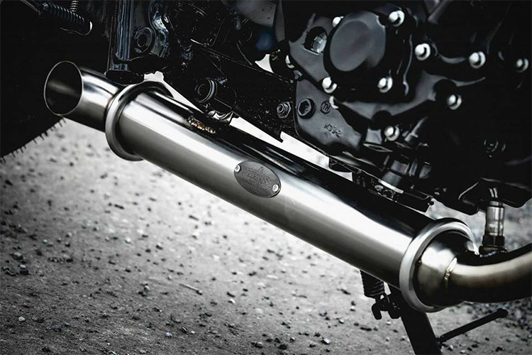 Bộ ống xả nguyên bản đã được lịa bỏ, thay vào đó là ống xả độ đến từ xưởng độ Zeus với kết cấu ngắn gọn đút gầm. Vị trí gác chân cũng được đưa lùi về sau tạo cảm giác người lái sẽ chúi về trước nhiều hơn.