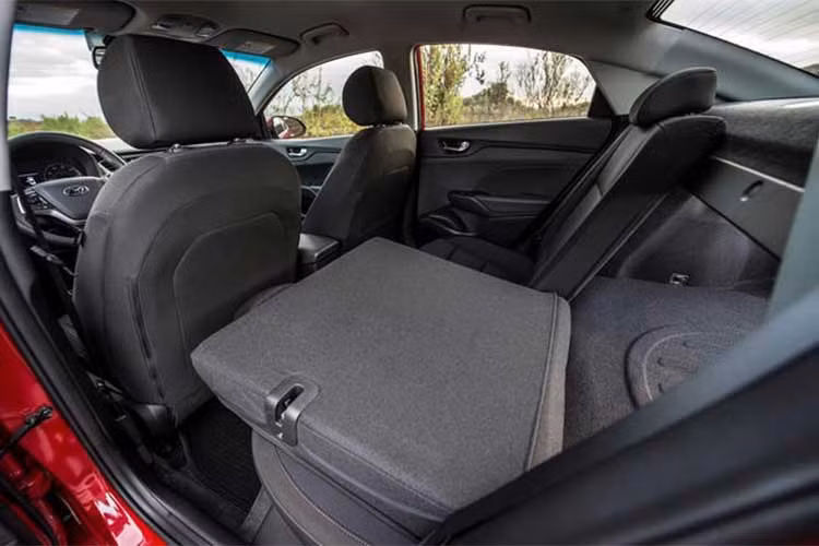 Các ghế ngồi trên xe được bọc kết hợp giữa vật liệu ni và giả da, trong khi đa số những chi tiết nhựa trong nội thất xe đều làm từ nhựa cứng, thể hiện mức giá rẻ của Accent. Về an toàn, chiếc xe được trang bị chassis cứng hơn, các túi khí trước và hai bên được nâng cấp cùng các trang bị như phanh khẩn cấp hay camera lùi.