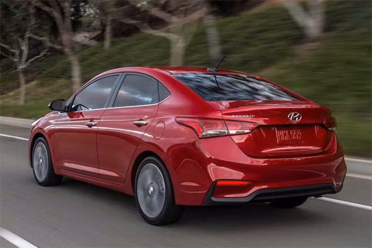 Khung gầm thế hệ mới được Hyundai gia cố bằng các hợp kim cường lực và khu vực chịu lực va chạm phía trước cứng hơn tới 32%, hứa hẹn sẽ cải thiện trải nghiệm lái xe, khả năng xử lý, độ ổn định cũng như độ an toàn trong trường hợp xảy ra tai nạn cho Accent phiên bản 2018.