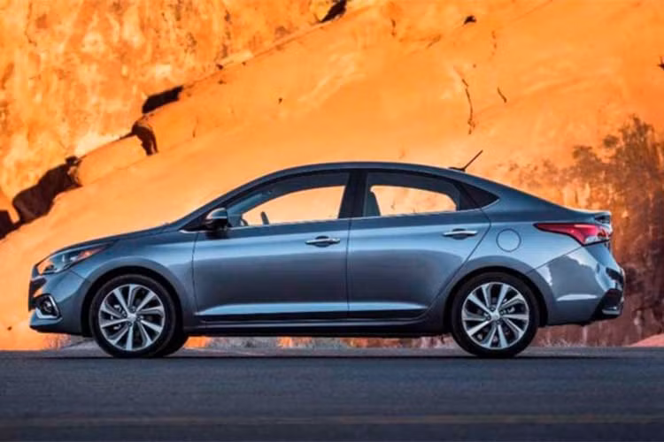 Tại thị trường Ấn Độ, Accent 2018 sẽ sử dụng động cơ dung tích 1.4 lít sản sinh ra công suất 98 mã lực tại 6000 vòng/phút và mô men xoắn cực đại 134 Nm với 4.000 vòng/phút đi kèm hộp số sàn 6 cấp tiêu chuẩn. Khác với thị trường Việt Nam, xe không có tùy chọn hộp số tự động.