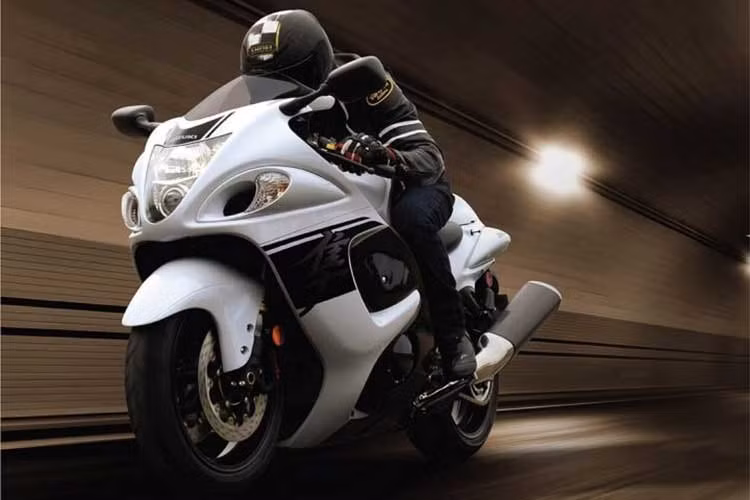 Theo một số nguồn tin, có thể Suzuki GSX-1300R Hayabusa hoàn toàn mới sẽ được ra mắt vào cuối năm nay - 2018 và sẽ sẵn bán trong quý đầu tiên vào năm 2019. Thời gian này cũng là dịp kỷ niệm 20 năm ngày ra đời huyền thoại siêu môtô Suzuki Hayabusa.