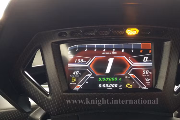 Siêu xe hàng hiếm Lamborghini Sesto Elemento sở hữu khối động cơ V10, hút khí tự nhiên, dung tích 5,2 lít, sản sinh công suất tối đa 562 mã lực và mô-men xoắn cực đại 398 lb-ft. Những con số này nghe có vẻ không nhiều so với tiêu chuẩn hiện nay nhưng vào thời điểm mới ra mắt, nó lại là siêu xe của siêu xe.