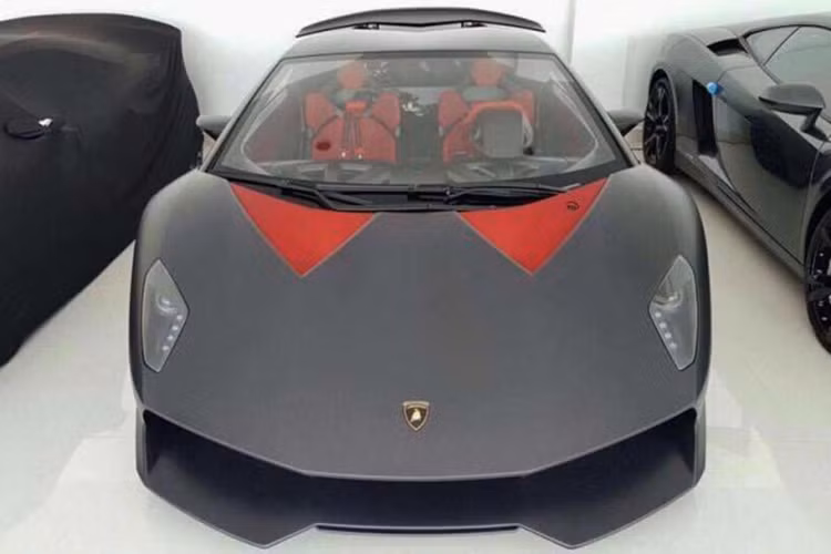  Lamborghini Sesto Elemento là mẫu siêu xe đỉnh cao chỉ được sản xuất đúng 20 chiếc trên toàn thế giới và đi kèm mức giá bán chính hãng khoảng 2,2 triệu đô la. Cũng chính vì thế mà rất nhiều nhà sưu tập trên toàn thế giới quyết tâm chi ra số tiền cao hơn mức giá xuất xưởng để có sự phục vụ của "siêu bò" cực hiếm và đắt đỏ này.