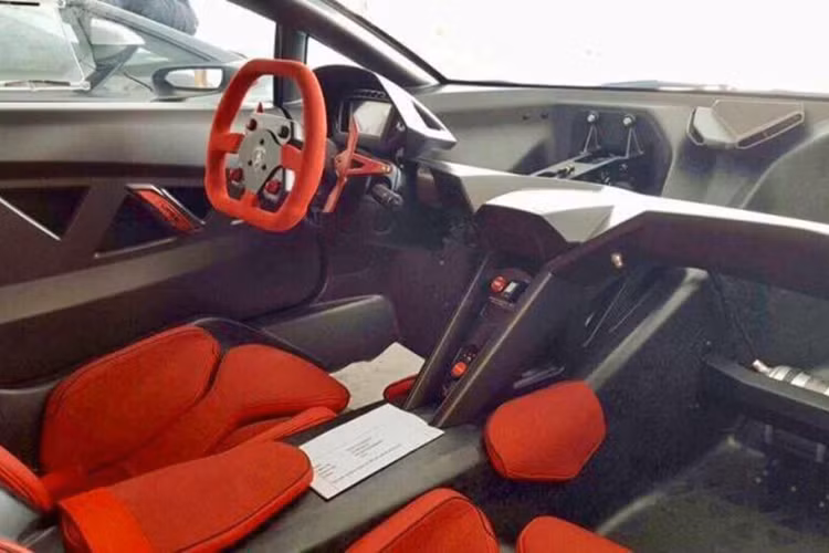 Bên cạnh đó là thân vỏ bằng nhựa gia cố sợi carbon CFRP, tương tự trục truyền động. Chưa hết, siêu xe này còn đi kèm vành la-zăng bằng sợi carbon, hệ thống phanh gốm-carbon và ống xả làm từ hợp chất thủy tinh-gốm tiên tiến. Tất cả kết hợp lại giúp Lamborghini Sesto Elemento chỉ nặng đúng 999 kg.