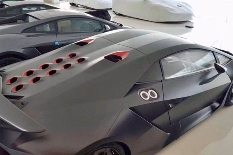 Đây là chiếc Sesto Elemento mang màu đen mờ mang số thứ tự 20, mọi mầu sắc và chi tiết trên siêu xe này đều là nguyên bản. Chính vì vậy nó được "thé giá" lên đến 4,5 triệu đô la (khoảng hơn 100 tỷ đồng). Trước đó tại Dubai cũng có một chiếc được rao bán với mức giá 2,6 triệu USD (tương đương 59 tỷ đồng).