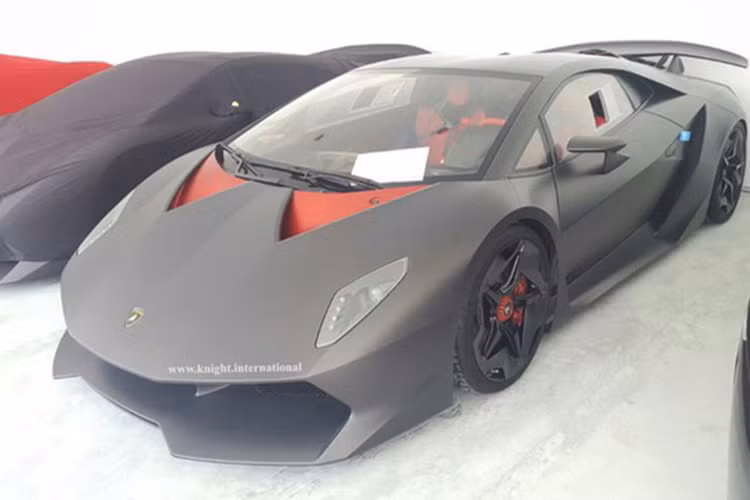 Cách đây khoảng 7 năm, hãng siêu xe Lamborghini đã từng giới thiệu Sesto Elemento tại Paris, Pháp. Mẫu siêu xe đỉnh cao này được ra đời với sứ mệnh nhằm thay thế đàn anh huyền thoại Reventon, chính vì vậy Sesto Elemento là mẫu hypercar đỉnh nhất của Lamborghini thời bấy giờ.