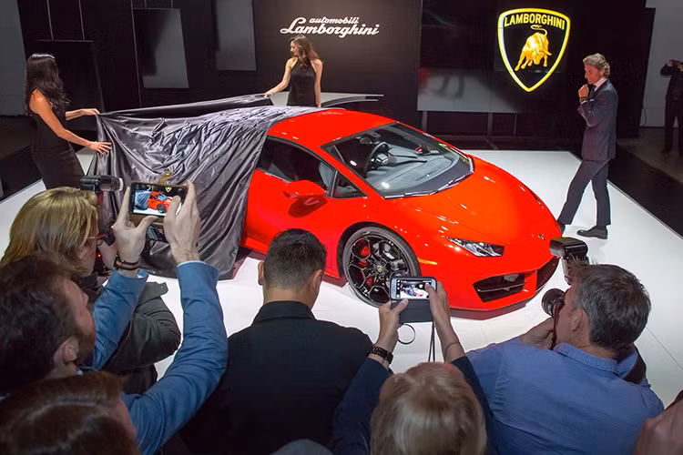 Như cái tên của siêu xe đã nói lên tất cả về nó, Lamborghini LP580-2 là mẫu xe tiếp nối sự thành công của dòng xe dẫn động cầu sau Gallardo, nó là phiên bản khác của dòng Huracan đã cực kỳ nổi tiếng trên toàn thế giới.