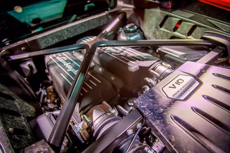 Chưa biết liệu chiếc xe có sử dụng hộp số sàn hay không nhưng LP5 580-2 sẽ thừa hưởng hộp số 7 cấp ly hợp kép có tên Lamborghini Doppia Frizione (LDF).