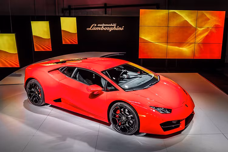  Một điểm thuận lợi của phiên bản Huracan này đương nhiên là hệ thống dẫn động cầu sau và nhờ vào sự thay đổi này, khối lượng của chiếc xe giảm xuống 33 kg. 