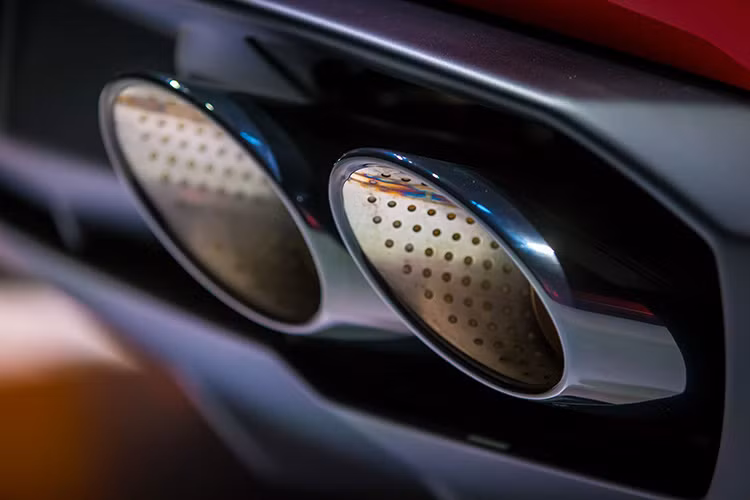 Thông số kỹ thuật được đưa ra với khối lượng khô 1.389 kg, mẫu xe sử dụng động cơ V10 cho công suất 580 mã lực và 75% mô men xoắn cực đại đạt được ở vòng tua máy 1.000 RPM.