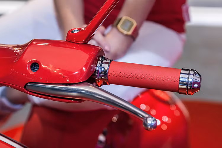 Giống như những phiên bản xe tay ga Vespa 946 khác từng xuất hiện trước đây, bề mặt yên và tay lái của siêu xe tay ga 946 (Vespa) Red cũng đã được khâu thủ công hoàn toàn bằng da thật. Đương nhiên, cả tay nắm lẫn yên xe đều được bọc da đỏ đồng điệu với màu thân xe.