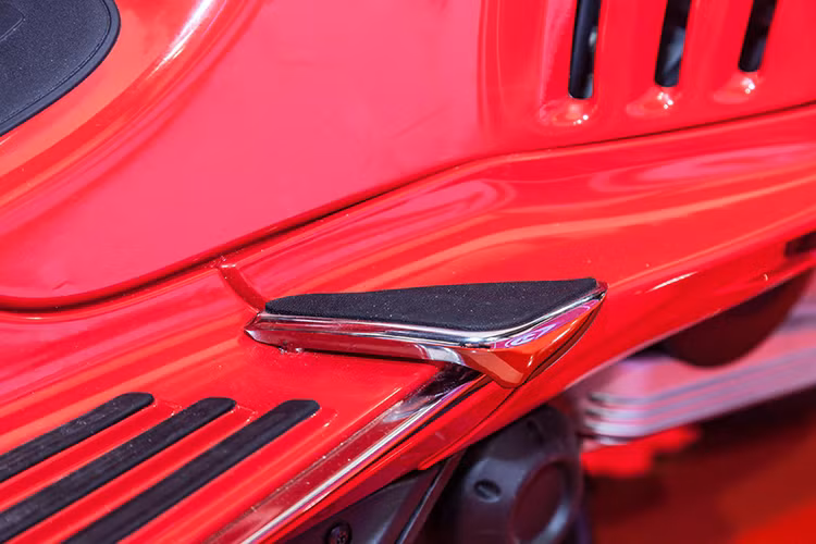 Ngoài màu đỏ toàn thân, chỉ có một vài chi tiết nhỏ trên xe như sàn để chân, các chi tiết nhấn nhá được pha trộn thêm màu bạc và màu đen khiến chiếc xe trông hấp dẫn và mang ngoại hình độc đáo hơn so với các phiên bản Vespa 946 khác từng xuất hiện.