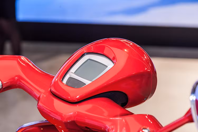 Sau nhiều hãng công nghệ và thời trang tên tuổi, năm nay Piaggio cũng tham gia vào chương trình (RED) với chiếc 946 Vespa Red đặc biệt. Là một sản phẩm ủng hộ tổ chức (RED), chiếc xe cũng được sơn hoàn toàn trong tông màu đỏ tươi đặc trưng. So với các phiên bản 946 khác, xe có logo (Vespa) red đặc biệt nằm trên yếm trước.