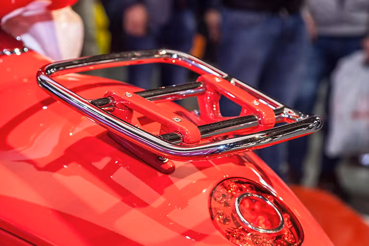 Đuôi xe thiết kế ấn tượng với tay xách kiêm giá treo đồ dạng kim loại mạ crom sáng bóng, đèn hậu thiết kế dạng led không đụng hàng. Ngoài ra, cặp mâm trước sau cũng mang sắc màu đỏ son. Phiên bản Vespa 946 Red này được hãng hướng đến các khách hàng là phái đẹp và là sự kết hợp hoàn hảo với iPhone 7 Red.