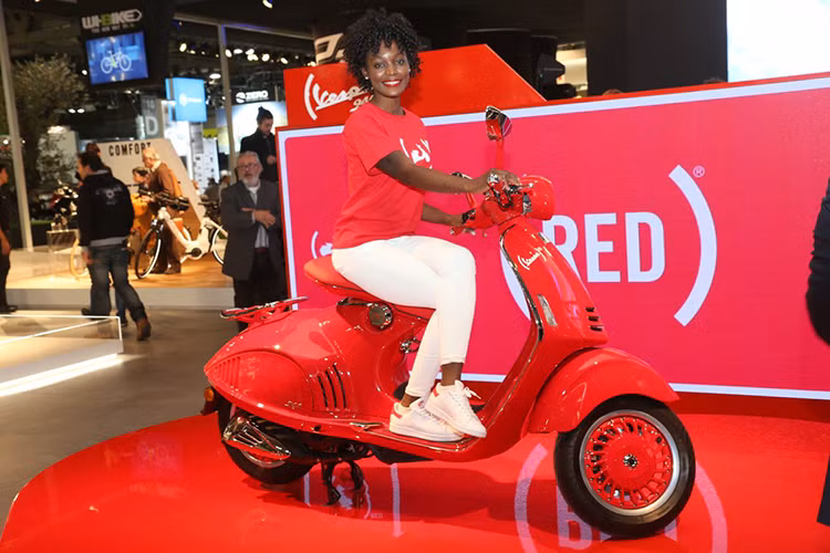 Để ủng hộ quỹ chống lại bệnh AIDS, hãng xe máy Piaggio đã cho ra mắt phiên bản đặc biệt của dòng tay ga cao cấp nhất của mình mang tên Vespa 946 Red. Đây chắc chắn sẽ là 1 cặp đôi hoàn hảo khi kết hợp cùng mẫu điện thoại thông minh iPhone 7 màu đỏ vừa ra mắt của Apple.