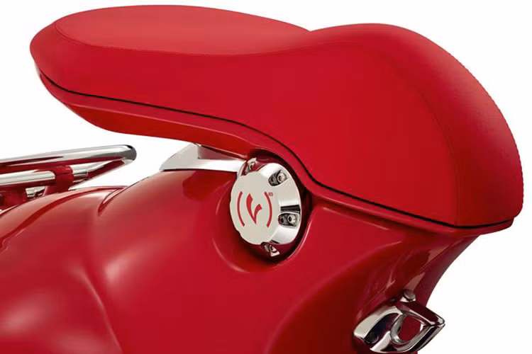 Dựa trên phiên bản 946 Emporio Armani của năm ngoái, 946 (Vespa) Red cũng không có thay đổi gì về thiết kế. Tuy nhiên, phần nắp kim loại nằm ở bên dưới yên xe nay đã được khắc logo (RED) nhằm khẳng định sự đặc biệt của phiên bản này. Yên xe cũng sở hữu chất liệu da đỏ rực.