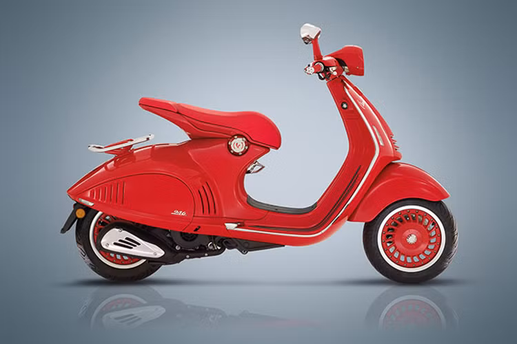 “Vespa 946” – thông thường những con số sau tên model xe đại diện cho dung tích xylanh của động cơ, nhưng con số 946 ở đây đại diện cho năm 1946 là cột mốc chiếc Vespa lần đầu tiên được sản xuất và đã trở thành biểu tượng nổi tiếng trên toàn thế giới. Kể từ lúc ra mắt thi trường Vespa 946 đã bán ra hơn 60.000 chiếc trên toàn thế giới.