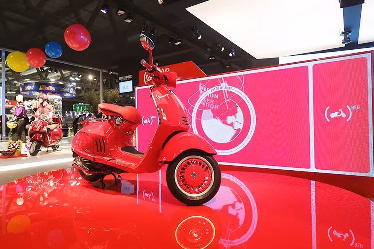 Trong những năm qua, đã từng có nhiều phiên bản đặc biệt của dòng Piaggio Vespa 946 được tung ra thị trường như Emporio Armani hay Bellissima..., tuy nhiên có lẽ phiên bản 946 (Vespa) Red năm nay sẽ có ý nghĩa đặc biệt hơn khi góp phần vào cuộc chiến chống lại căn bệnh thế kỷ AIDS của nhân loại.