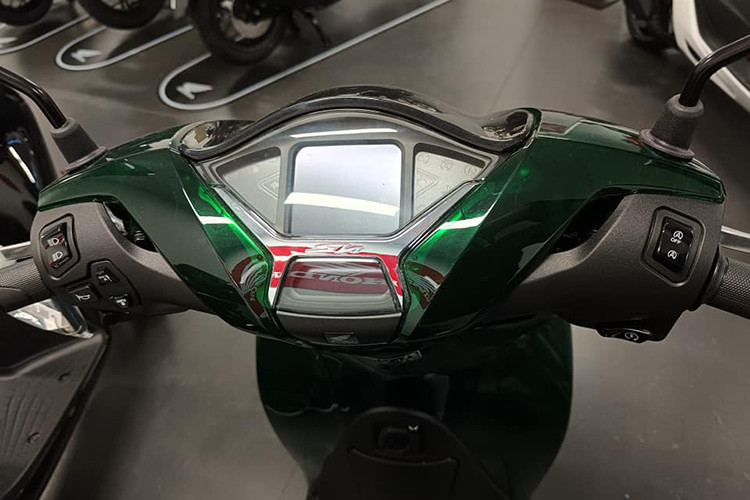 Honda 150i Vetro về cơ bản vẫn duy trì kiểu dáng của bản tiêu chuẩn, điểm đặc biệt nhất chính là thân xe màu xanh lá cây được hoàn thiện bằng vật liệu đặc biệt tạo nên hiệu ứng 3D tương tự như thủy tinh.