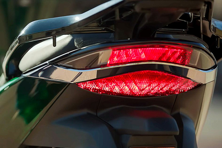 Bên cạnh bộ vỏ khá đặc biệt này, Honda SH 2024 phiên bản Vetro được trang bị thêm một số phụ kiện như kính bảo vệ phần đầu xe, thùng chở hàng phía sau. Ngoài ra, hệ thống động cơ 150cc trên SH Vetro cũng không có thay đổi so với bản tiêu chuẩn.