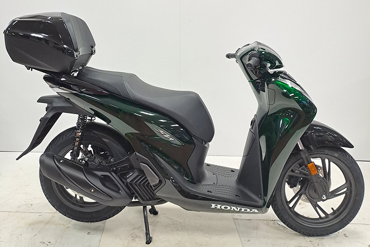 Lô xe Honda SH Vetro 2024 đầu tiên mới đây đã được một cửa hàng tư nhân chuyên về nhập khẩu và phân phối mô tô, xe máy tại TP. HCM đưa về Việt Nam. Đáng chú ý, phần lớn các xe SH Vetro 2024 lần này đều là phiên bản SH150i Vetro nhập khẩu trực tiếp từ Ý.