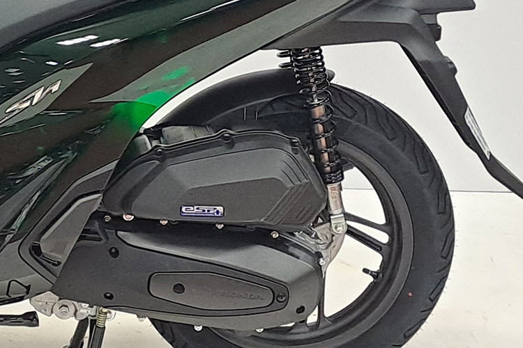 Về vận hành, SH 150i Vetro được trang bị động cơ eSP+ một xi-lanh 150cc, làm mát bằng dung dịch, phun xăng điện tử, giúp sản sinh công suất 16,6 mã lực. Phiên bản này đã đạt tiêu chuẩn khí thải EURO5+.