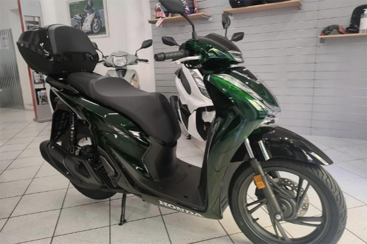 Tuy nhiên, dựa trên giá bán ở thị trường châu Âu là khoảng 3.999 bảng Anh (khoảng 118 triệu đồng) và các loại thuế phí, giá bán Honda 150i Vetro tại Việt Nam có thể lên đến hơn 200 triệu đồng.