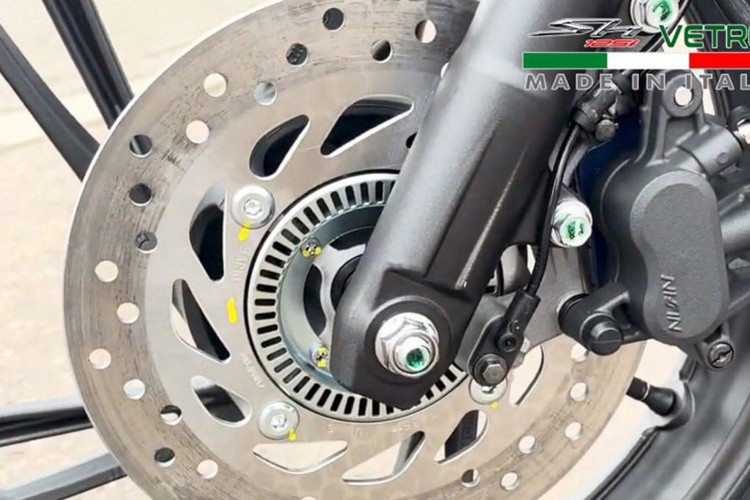 Các trang bị tiêu chuẩn trên Honda SH Verde Vetro 2024 vẫn bao gồm: Đèn pha LED, đèn xi nhan halogen, cụm đồng hồ LCD. Cặp giảm xóc trước dạng ống lồng, giảm chấn thủy lực. Giám xóc sau lò xo trụ, giảm chấn thủy lực. Xe sử dụng cặp vành đúc 16 inch. Phanh ABS một kênh, phanh đĩa cả hai bánh.