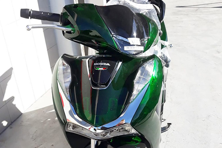 Vetro trong tiếng Ý có nghĩa là “thuỷ tinh”, do vậy bộ vỏ của phiên bản xe ga Honda SH Vetro 2024 độc đáo trông khá bắt mắt với màu xanh thuỷ tinh trong suốt. Ngoài ra, động cơ của Honda 150i Vetro đã được tinh chỉnh để giảm 9,5% lượng khí thải CO2, đồng thời đáp ứng tiêu chuẩn khí thải Euro 5.