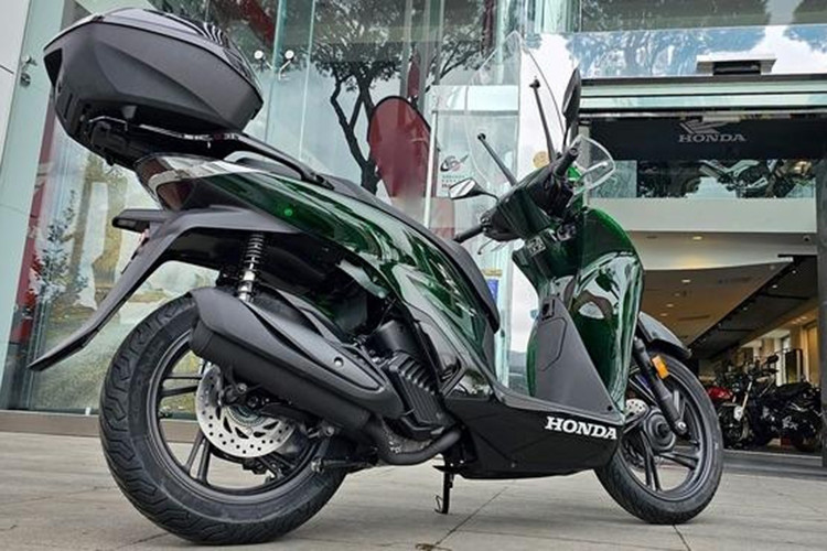 Hiện nay, bên nhập khẩu tại Việt Nam vẫn chưa công bố giá xe Honda 150i Vetro 2024 chính thức bởi nhiều lý do, nhưng theo nhiều dân chơi dòng xe ga Honda SH thì chắc chắn nó sẽ đắt hơn nhiều bản Việt Nam lắp ráp đang bán ra trên thị trường.