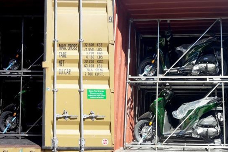 Sau gần 6 tháng được bày bán tại một số quốc gia châu Âu, phiên bản đặc biệt của dòng xe tay ga cao cấp SH - Honda SH150 Vetro 2024 mới đã được mang về Việt Nam.