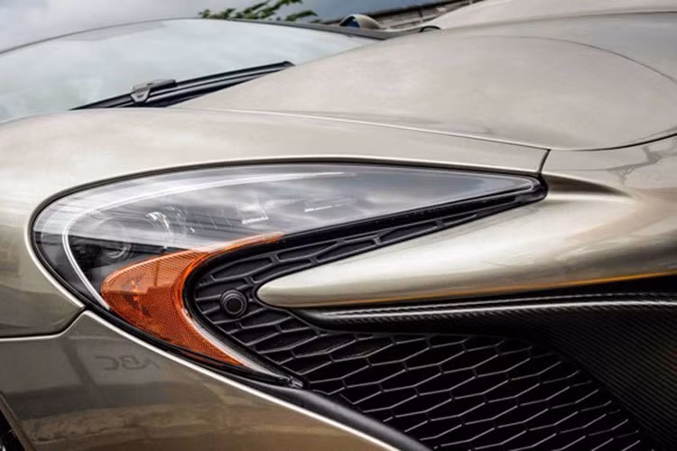 Đây là siêu xe McLaren 650S Spider thứ 5 có mặt tại Việt Nam. Tuy nhiên khác với những chiếc trước đây, chiếc xe màu xám này thuộc phiên bản đặc biệt MSO (McLaren Special Operations) và được sản xuất giới hạn chỉ 50 chiếc trên toàn thế giới.