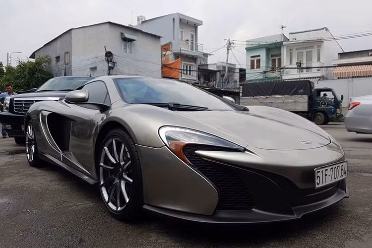 Mới được đưa về Việt Nam cách đây khoảng gần 1 tuần, siêu xe McLaren 650S Spider màu xám được đóng dấu MSO (McLaren Special Operations) một bộ phận chuyên tạo ra, bảo dưỡng và duy trì những chiếc McLaren đặc biệt đã ra biển trắng tại TP HCM.