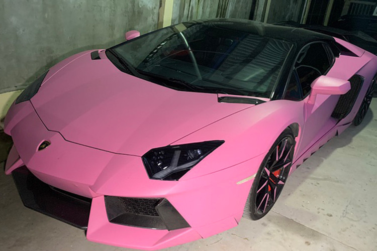 Ngoài ra còn có một chiếc siêu xe lamborghini Aventador màu hồng, đây là chiếc Aventador mang biển số tứ quý 9 của Lào từng xuất hiện tại Việt Nam từ đầu năm nay với ngoại thất xám. Chiếc Aventador này được trang bị bộ bodykit Novitec Torado - đây cũng là đặc điểm nhận diện xe.