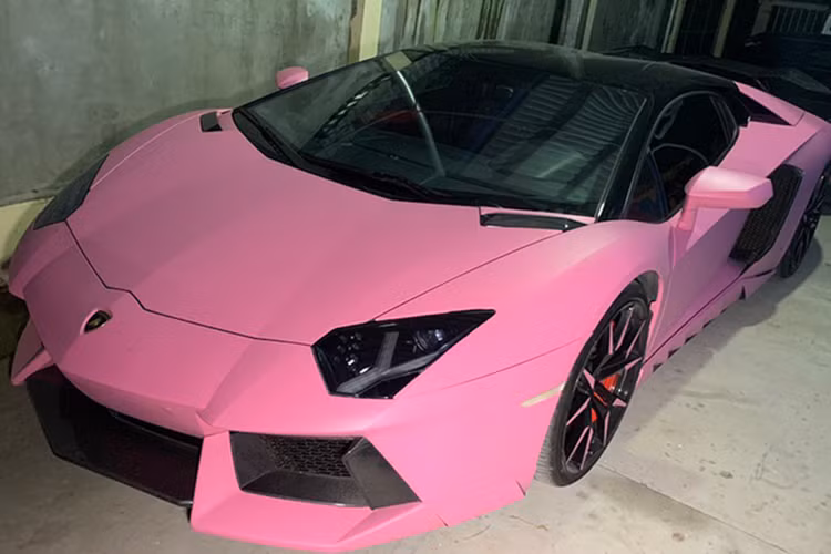 Ngoài ra còn có một chiếc siêu xe lamborghini Aventador màu hồng, đây là chiếc Aventador mang biển số tứ quý 9 của Lào từng xuất hiện tại Việt Nam từ đầu năm nay với ngoại thất xám. Chiếc Aventador này được trang bị bộ bodykit Novitec Torado - đây cũng là đặc điểm nhận diện xe.