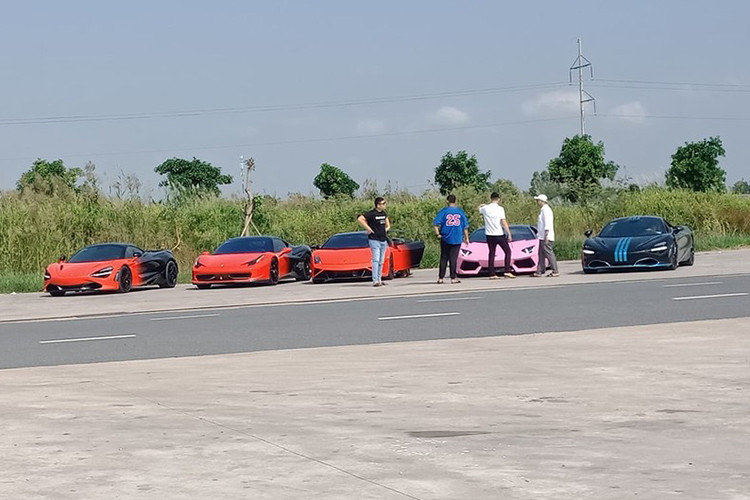 Dàn siêu xe vi phạm với các lỗi, gồm: không gắn đủ biển số, gắn biển số xe không đúng với giấy đăng ký xe, nghi vấn sử dụng giấy phép lái xe không do cơ quan có thẩm quyền cấp, không có giấy phép lái xe và giấy đăng ký xe theo quy định...