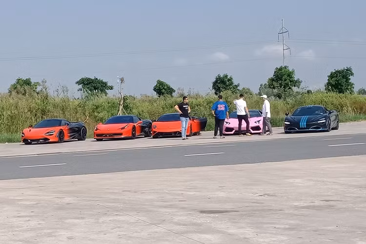 Dàn siêu xe vi phạm với các lỗi, gồm: không gắn đủ biển số, gắn biển số xe không đúng với giấy đăng ký xe, nghi vấn sử dụng giấy phép lái xe không do cơ quan có thẩm quyền cấp, không có giấy phép lái xe và giấy đăng ký xe theo quy định...