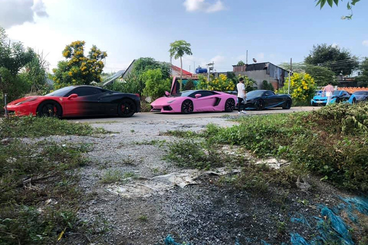 Qua quá trình kiểm tra, có 5 siêu xe vi phạm với các lỗi, gồm: không gắn đủ biển số, gắn biển số xe không đúng với giấy đăng ký xe, nghi vấn sử dụng giấy phép lái xe không do cơ quan có thẩm quyền cấp, không có giấy phép lái xe và giấy đăng ký xe theo quy định.